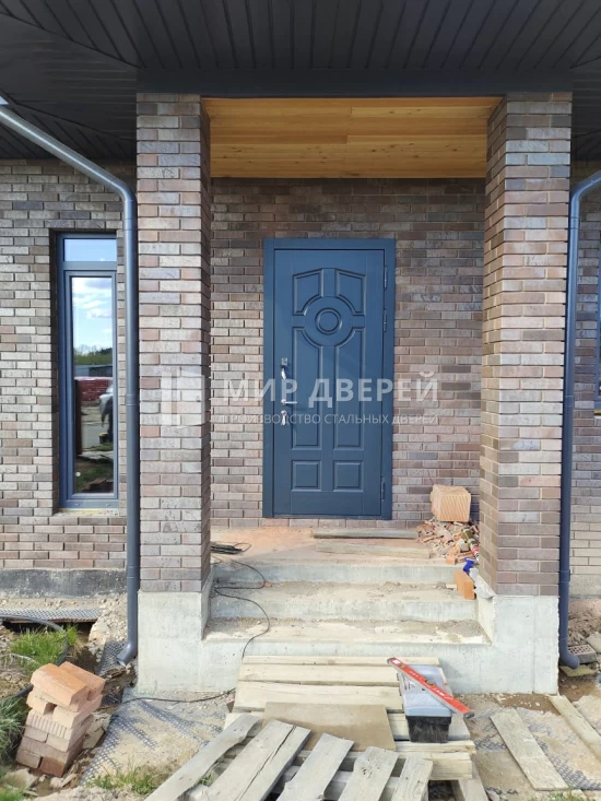 Светло серая утеплённая дверь для дачи - фото