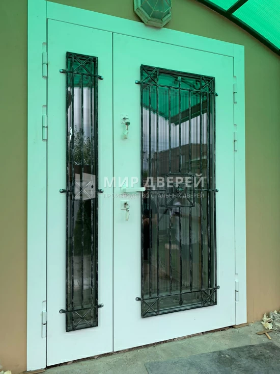 Дверь белая остеклённая с кованной решёткой - фото